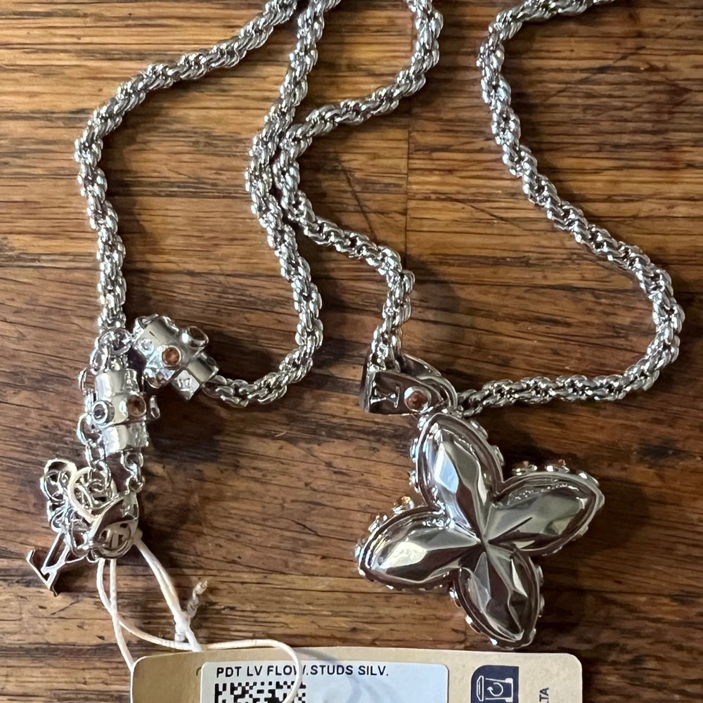 Louis Vuitton Flower Studs Pendant Necklace